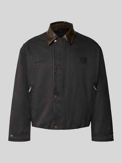 Produktfoto, schwarze Twill Jacke mit Label- und Motiv-Stitching von ANOTHER COTTON LAB, Metallreißverschlüsse, gerade Form, glatte Struktur