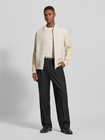 Männermodel trägt Regular Fit Strickjacke aus Baumwoll-Mix Modell 'C-UBAIO' von BOSS in Unifarbe mit Baseball-Kragen, Rippstrickstruktur, seitlichen Taschen; Ganzkörperansicht von vorne.