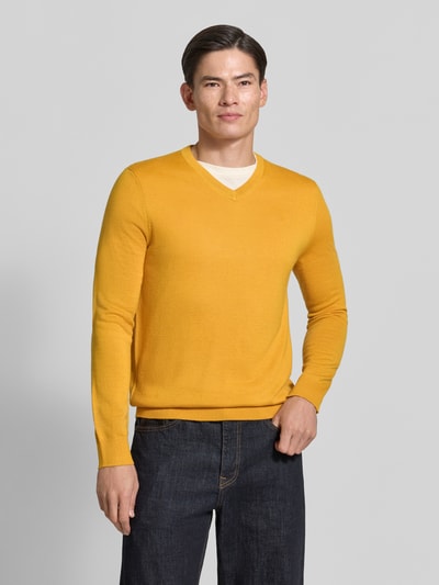 Männermodel trägt Strickpullover aus Woll-Mix mit V-Ausschnitt von Christian Berg Men, Regular Fit, gerippte Abschlüsse, Ganzkörperansicht von vorne.