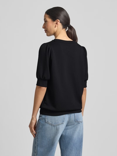 Frauenmodel trägt schwarzes Damen Sweatshirt mit 1/2-Arm Modell 'BANU' von Soyaconcept, Material-Mix mit Modal-Anteil, Regular-Fit, Puffärmel, Rundhalsausschnitt, glatte Textur, Jeans kombiniert, Ganzkörperansicht Rückansicht.