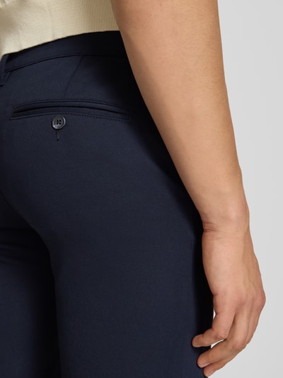 Männermodel trägt Regular Fit Bermudas aus Viskose-Mix Modell 'MARK' von Only & Sons, Optik: Unifarben, Nahaufnahme Rückansicht.