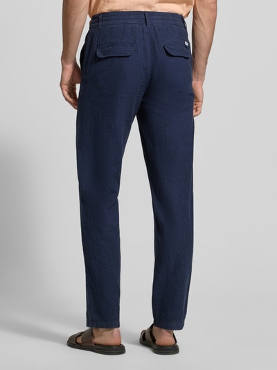 Männermodel trägt Hose aus Leinen-Baumwoll-Mix mit elastischem Bund von Lindbergh, Regular-Fit, Dunkelblau, Ganzkörperansicht Rückansicht, Eingrifftaschen, Bundweite 40 cm, Innenbeinlänge 79 cm, Größe M.