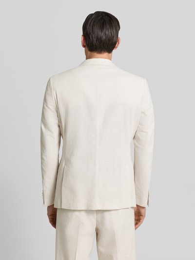 Männermodel trägt Sakko aus Leinen-Mix mit Pattentaschen von MCNEAL in creme, modern fit, gladde textuur, rugaanzicht Ganzkörperansicht Rückansicht.