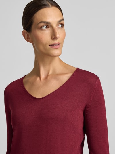 Frauenmodel trägt Regular Fit Pullover aus Baumwoll-Mix von Tom Tailor in Dunkelrot mit feiner Strickstruktur, Nahaufnahme Oberkörper, Damen Pullover von Tom Tailor.