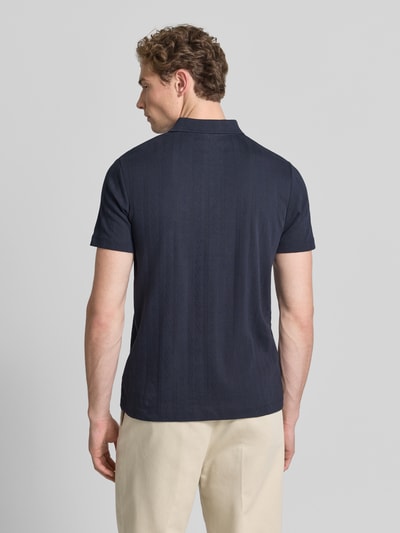 Männermodel trägt Regular Fit Poloshirt mit kurzer Knopfleiste von Lindbergh aus Reine Baumwolle, Jaquard-Strick, Polokragen, Rückenlänge bei Größe M 70 cm, Ganzkörperansicht Rückansicht.