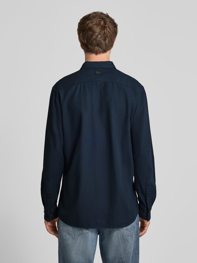 Męską model nosi Regular Fit Freizeithemd aus reiner Baumwolle von G-Star Raw, granatowy kolor, koszula casualowa, długi rękaw, kołnierzyk typu kent, listwa guzikowa, długość tyłu w rozmiarze M: 74 cm, szerokość ramion w rozmiarze M: 45 cm, długość rękawów w rozmiarze M: 67 cm, widok całej sylwetki od tyłu.