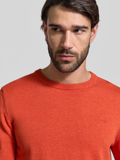 Männermodel trägt Regular Fit Pullover aus reiner katoen van s.Oliver RED LABEL, melange, ronde hals, fijngebreid, label stitching, nahaufnahme oberkörper.