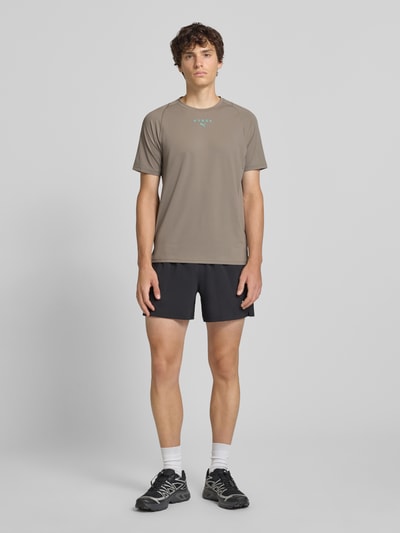 PUMA Performance t-shirt sportowy o kroju regular fit z nadrukiem z logo model 'PWRMODE' Szarobrązowy 1