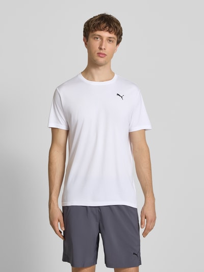 Männermodel trägt TRAINING T-Shirt mit Label-Detail Modell von PUMA PERFORMANCE, Weiß, Gerader-Schnitt, Rundhalsausschnitt, Kurzärmelig, Ganzkörperansicht von vorne. Rückenlänge 73 cm bei Größe M.