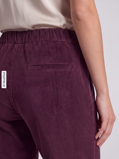 Frauenmodel trägt Weite Hose mit Viskose-Anteil Modell 'CHIARA' von MAC in Dunkellila mit feiner Cordstruktur, Nahaufnahme Rückansicht, KI-modifiziertes Bild. Damen Weite Hose von MAC