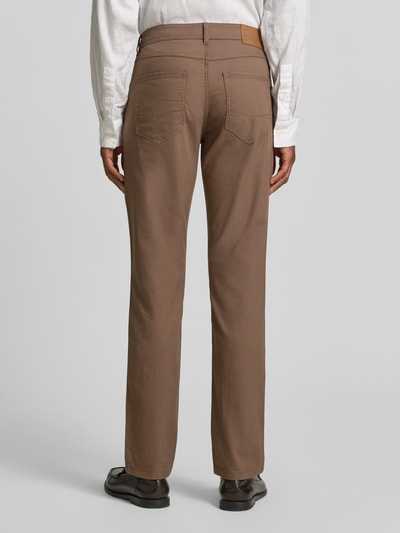 Męski model nosi Straight Fit Hose mit Strukturmuster von Christian Berg Men, bawełna, 5 kieszeni, brązowy, zapięcie na guzik i zamek błyskawiczny, fakturowany wzór, szerokość w rozmiarze 32/32: 34 cm, długość wewnętrzna nogawki: 80 cm, widok całej sylwetki z tyłu.
