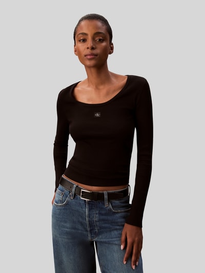 Vrouwenmodel draagt damesriem van echt leer model 'ESSENTIAL EFFORTLESS 3.0' van Tommy Hilfiger, look: effen, doornsluiting, logo-applicatie, materiaalverwerking: glad leer, geheel lichaamsaanzicht van voren.