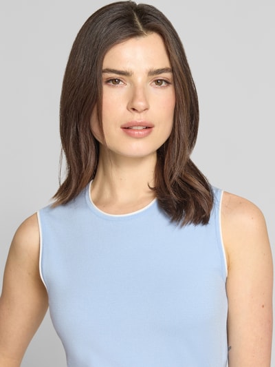 Frauenmodel trägt Strickshirt aus Viskose-Mix im ärmellosen Design von Marc Cain, hellblau, nahaufnahme Oberkörper, körpernahe Passform, Rundhalsausschnitt.