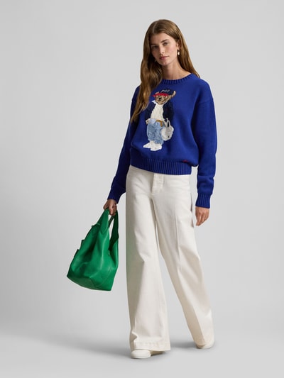 Frauenmodel trägt Regular Fit Strickpullover mit Polo-Bear-Intarsia von Polo Ralph Lauren, unifarben, reine Baumwolle, Ganzkörperansicht von vorne.
