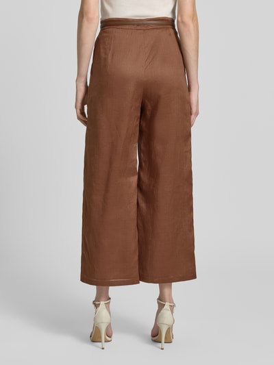 Frauenmodel trägt Regular Fit Culotte in verkürzter Länge Modell 'TARTUFO' von Max Mara, Optik: Unifarben, Passform: Regular-Fit, High-Waist, Länge: Cropped, Verschluss: Knopf und verdeckter Reißverschluss, seitliche Eingrifftaschen, brauner Stoff mit leichter Struktur, Ganzkörperansicht Rückansicht.