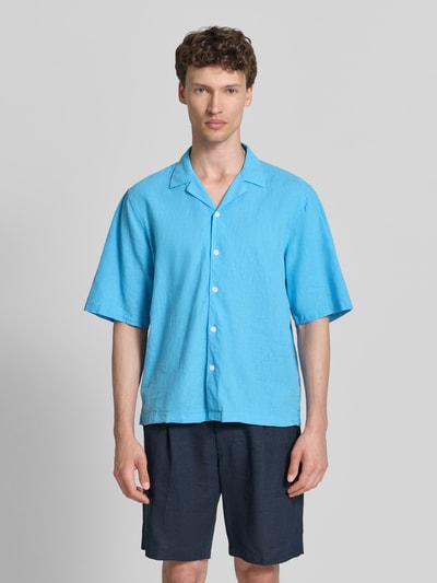 Männermodel trägt Cropped Freizeithemd aus Leinen-Baumwoll-Mix von Lindbergh in Hellblau, Reverskragen, Knopfleiste, Ganzkörperansicht von vorne, Rückenlänge bei Größe M 70 cm, Schulterbreite 49 cm, Ärmellänge 32 cm.