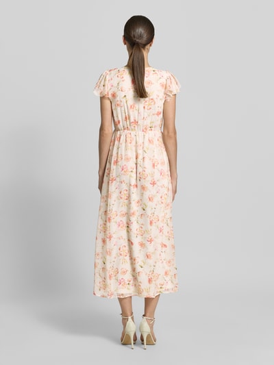 Modelka nosi Midikleid im Allover-Look Modell 'EMMA' od Vila, kremowe z różowym wzorem, długość do łydek, A-linia, całkowity widok z tyłu, dekolt V, długość pleców w rozmiarze 36: 126 cm, szerokość w rozmiarze 36: 42 cm