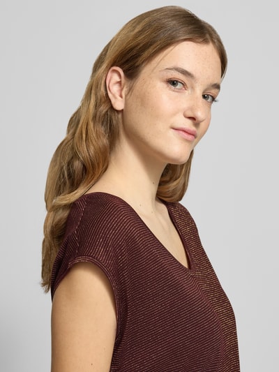 Frauenmodel trägt Regular Fit Shirt aus Viskose-Mix Modell 'BILLO' von Pieces, unifarben schimmernd, gestreift, Nahaufnahme Oberkörper