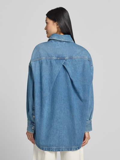 Frauenmodel trägt Oversized Hemdjacke aus Baumwoll-Denim Modell 'C_OVERSHIRT 4.0' von BOSS Orange, Optik: Unifarben, Ganzkörperansicht Rückansicht.