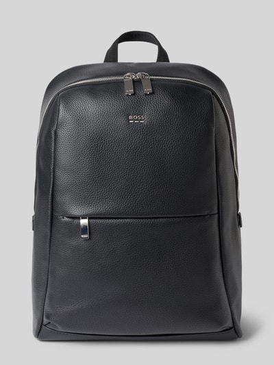Produktfoto, Rucksack in Leder-Optik Modell 'Ray EVO' von BOSS, schwarze Farbe, strukturierte Oberfläche, silberne Reißverschlüsse, Herren Rucksack von BOSS