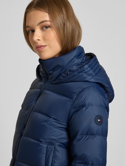 Tommy Hilfiger Kurtka puchowa o kroju regular fit z naszywką z logo Granatowy 3