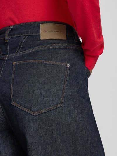 Frauenmodel trägt Wide Leg Jeans aus Baumwoll-Mix Modell 'MADINA' von Tom Tailor, dunkelblaue Denim-Textur, Nahaufnahme Rückansicht, Damen Wide & Loose Fit Jeans von Tom Tailor