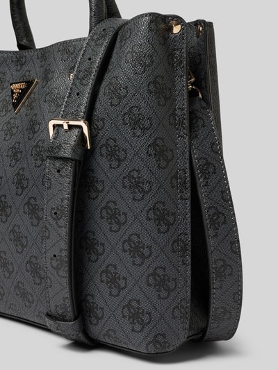 Produktfoto, Handtasche mit Label-Applikation Modell 'MERIDIAN II' von Guess, schwarzes Logo-Muster, strukturierte Oberfläche, goldfarbene Details, Hauptfach mit Reißverschluss, Tragehenkel und Schulterriemen, Maße 31x24x11 cm, Länge Schulterriemen 105 cm