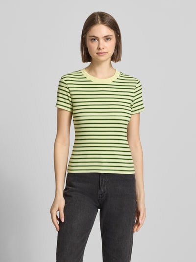 Frauenmodel trägt Slim Fit T-Shirt mit Rundhalsausschnitt Modell 'Sally' von Topshop, Baumwoll-Mix, Strukturmuster, Ganzkörperansicht von vorne. Rückenlänge bei Größe S: 52 cm.