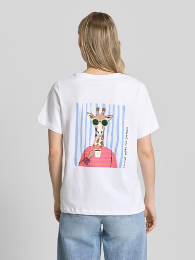 Kobieta modelka nosi T-Shirt mit Statement-Print und Rundhalsausschnitt od Smith and Soul, czysta bawełna, krój regular fit, nadruk z żyrafą w kolorach bieli, różu i błękitu, długość tyłu w rozmiarze S: 59 cm, widok całej sylwetki z tyłu.