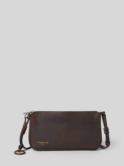 Produktfoto, Handtasche aus Leder mit Schulterriemen Modell 'CLARICE II' von LIEBESKIND BERLIN, dunkelbraun, glatte Struktur, Logo, silberfarbene Details