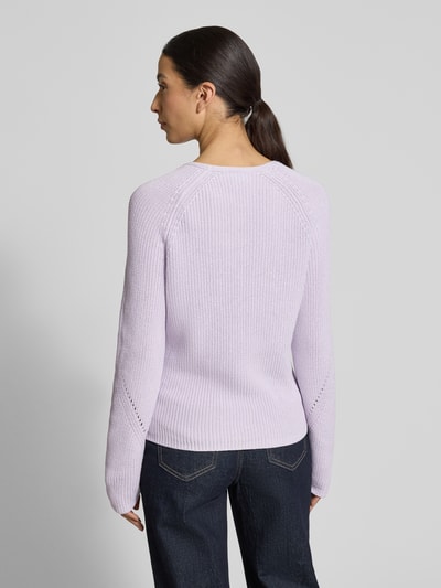 Frauenmodel trägt Regular Fit Strickpullover aus reiner Baumwolle Modell 'C_FARDELLINA' von BOSS Orange in Flieder, unifarben, Ganzkörperansicht Rückansicht.