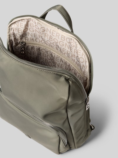 Produktfoto, Rucksack mit Label-Detail Modell 'verbier play 1.0' von BOGNER in Oliv, Hauptfach mit Reißverschluss, Tragehenkel, verstellbare Schulterriemen, Breite 29 cm, Länge 34 cm, Tiefe 13 cm, Länge Schulterriemen 27 cm, detailreiche Textur, glatte Oberfläche, Innenfutter mit BOGNER-Logo.