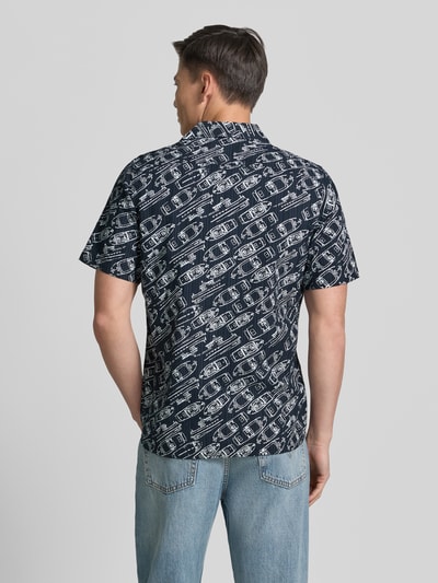 Männermodel trägt Modern Fit Freizeithemd mit Reverskragen von Lerros in Dunkelblau mit weißem Print, Reine Baumwolle, Ganzkörperansicht Rückansicht. Rückenlänge 75 cm, Schulterbreite 39 cm, Ärmellänge 26 cm, Knopfleiste, Logo-Stitching.