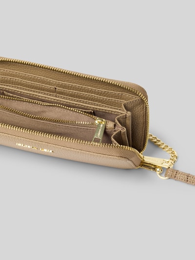 Produktfoto, Portemonnaie mit Label-Applikation Modell 'Classy Chain' von Hey Marly aus Rindsleder-Mix in Beige mit goldfarbenem Reißverschluss und Kettendetail, strukturierte Oberfläche, mehrere Kartenfächer sichtbar.
