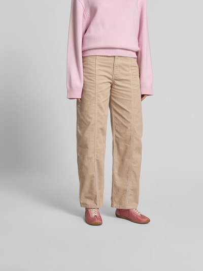 Frauenmodel trägt Straight Fit Cordhose mit Logo-Patch von BAUM & PFERDGARTEN aus beigefarbenem, strukturiertem Cord mit Eingriff- und Gesäßtaschen, Knopf- und Reißverschluss, Ganzkörperansicht von vorne.