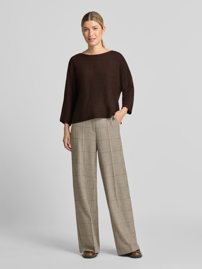 Vrouwenmodel draagt gebreide pullover met 3/4-mouw Model 'MINJA' van b.young, mix van viscose en katoen, losse pasvorm, ronde hals, ruglengte maat S 54 cm, mouwlengte maat S 50 cm, donkerbruin, zachte textuur, volledige lichaamsweergave van voren