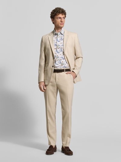 Männermodel trägt Slim Fit Business-Hemd mit Kentkragen und floralem Print von OLYMP Level Five in Beige und Weiß, ganzkörperansicht von vorne. Baumwollmix met stretch, kentkraag, florale print, ruglengte 73 cm, schouderbreedte 43 cm, mouwlengte 24 cm.