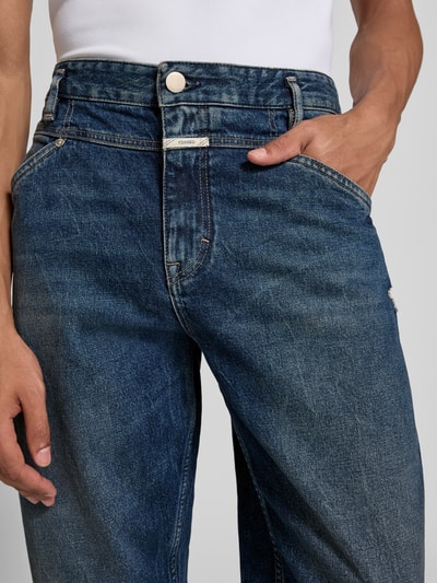 Closed Tapered Fit Jeans mit Logo-Patch Blau 3