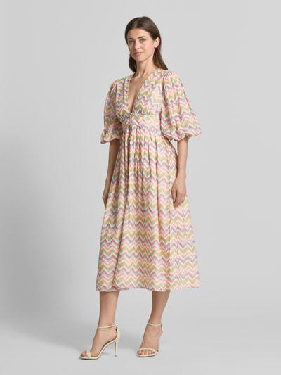 Frauenmodel trägt Cocktailkleid im Allover-Look mit 3/4-Arm von LACE & BEADS aus Reiner Baumwolle, A-Linie, Midikleid, V-Ausschnitt, Farbe mehrfarbig, Textur zart, Ganzkörperansicht von vorne.