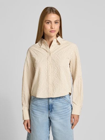 Frauenmodel trägt Boxy Fit Hemdbluse Modell 'IRUYA' von Mango im Allover-Karomuster, Knopfleiste, Material-Mix, Nahaufnahme Oberkörper.