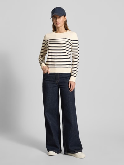 Vrouwenmodel draagt Regular Fit Strickpullover aus Baumwoll-Mix van Tommy Hilfiger, gestreept, langemouw, ribstructuur, vooraanzicht volledige lichaamsopname.
