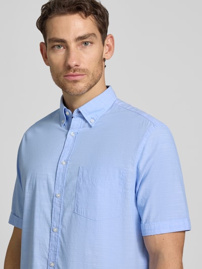 Männermodel trägt Regular Fit Freizeithemd mit Button-Down-Kragen von Christian Berg Men in Hellblau aus Reine Baumwolle, Nahaufnahme Oberkörper, sichtbare Knopfleiste und kurzärmeliges Design. Rückenlänge 81 cm, Schulterbreite 48 cm, Ärmellänge 26 cm, Größe M.