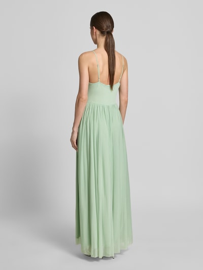 Frauenmodel trägt Maxikleid aus fließendem Stoff Modell 'Cathleen' von GUIDO MARIA KRETSCHMER WOMAN in zartem Mintgrün, Taillierter Schnitt, Wickel-Optik, verstellbare Spaghettiträger, Ganzkörperansicht Rückansicht.