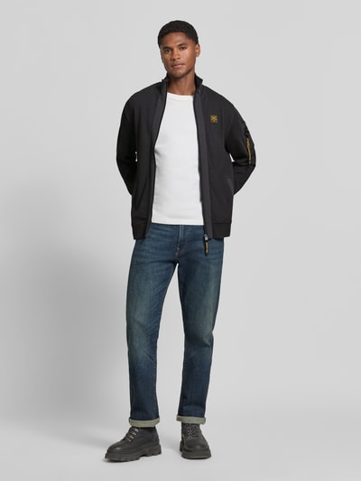 Männermodel trägt Sweatjacke mit Stehkragen und Reißverschluss von PME Legend, Strukturmuster, Regular Fit, Ganzkörperansicht von vorne