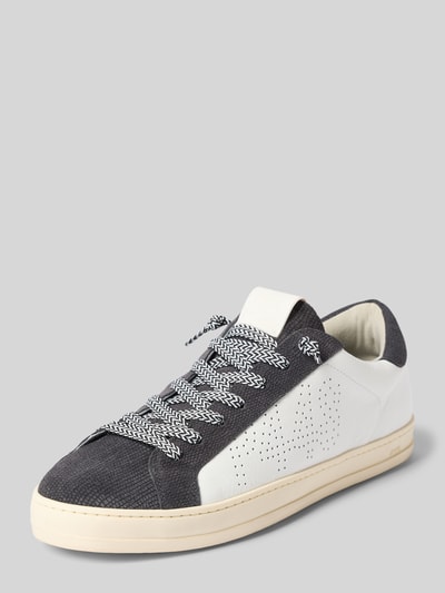Produktfoto, Sneaker aus echtem Leder Modell 'John' von P448, abgerundete Passform, Logo-Detail, Schnürverschluss, Weiß und Dunkelgrau, Absatzhöhe 2 cm, Schafthöhe 8 cm, Schaftweite 9 cm, Herren Sneaker.