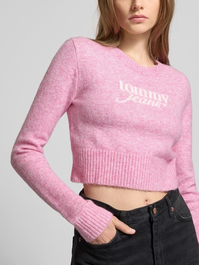 Tommy Jeans Cropped Strickpullover mit Label-Print Pink 3