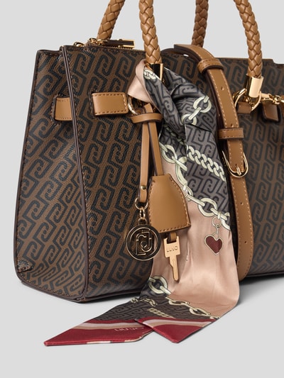 Produktfoto, torebka 'Handtasche mit Label-Applikation im Allover-Look' od Liu Jo White z uchwytem, paskiem na ramię, główną przegrodą na zamek błyskawiczny, wzór na całej powierzchni, aplikacja z metką, szerokość w rozmiarze 1: 27 cm, długość w rozmiarze 1: 22 cm, głębokość w rozmiarze 1: 10 cm, długość paska na ramię w rozmiarze 1: 34 cm, brązowe odcienie, złote detale, wyraźna faktura.