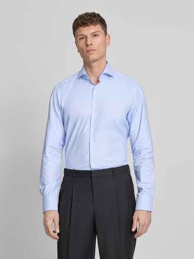 Männermodel trägt Regular Fit Businesshemd aus reiner Baumwolle von BOSS, Optik: Unifarben, Haifischkragen, Durchgehend Knopfleiste, Langarm, Manschette, Rumpfabschluss: leicht abgerundet, Ganzkörperansicht von vorne.