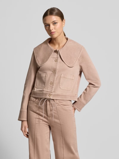 Frauenmodel trägt Regular Fit Jeansjacke mit Umlegekragen von Marc Cain in Sandbeige, Baumwoll-Mix, aufgesetzte Taschen, Knopfleiste, Ganzkörperansicht von vorne.