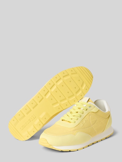 Productfoto, Sneaker met logodetail model 'Swink' van Blauer vs, geel met afgeronde pasvorm, vetersluiting, profielzool, hakhoogte maat 40 2 cm, schachthoogte 8 cm, schachtbreedte 9 cm